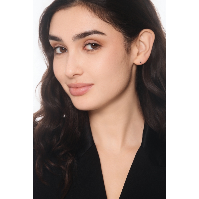 Mono pendiente en oro blanco de 18k con diamante negro Mono pendiente en oro blanco de 18k con diamante negro