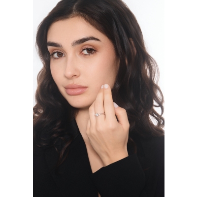 Anillo de compromiso en oro blanco de 18 kilates con un diamante 0,50 quilates 