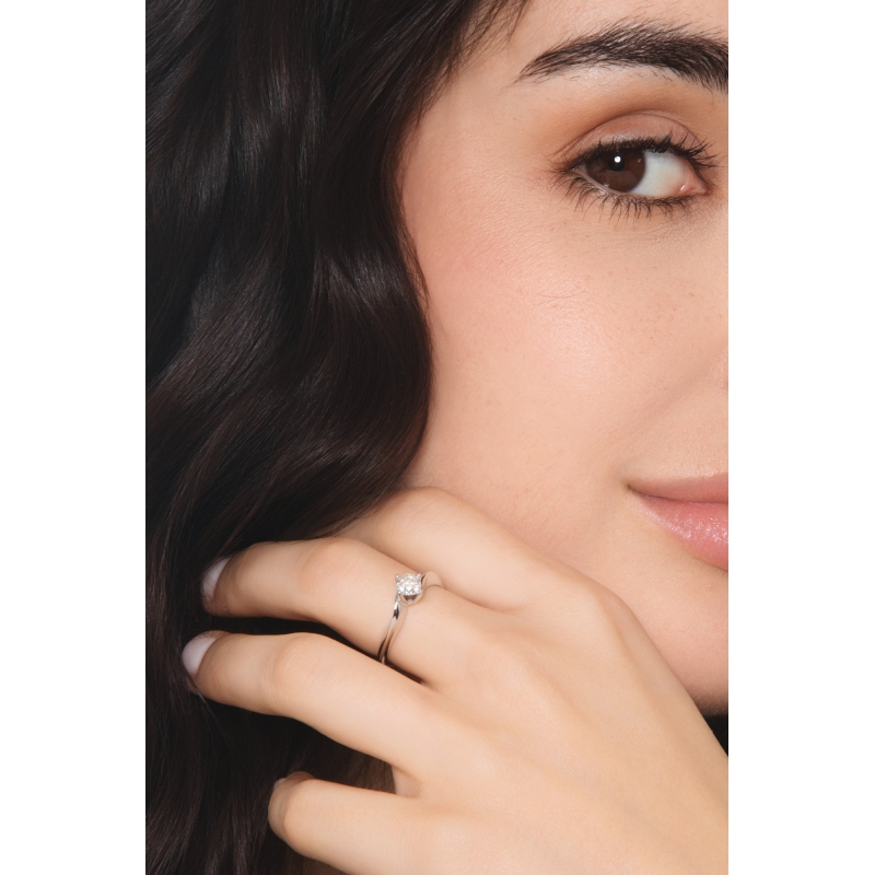 Anillo de compromiso en oro blanco de 18 kilates con un diamante 0,50 quilates  Anillo de compromiso en oro blanco de 18 kilates con un diamante 0,50 quilates