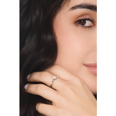 Anillo de compromiso en oro blanco de 18 kilates con un diamante 0,50 quilates 
