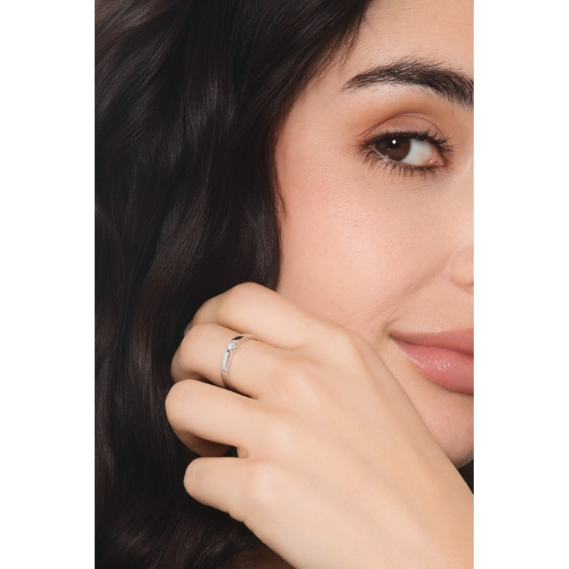 Anillo solitario en oro blanco de 18k con diamante brillante 0.10CT