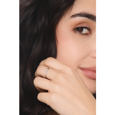 Anillo solitario en oro blanco de 18k con diamante brillante 0.10CT