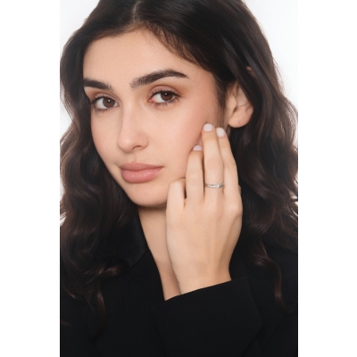 Anillo solitario moderno en oro blanco 18k con diamante engastado a presión