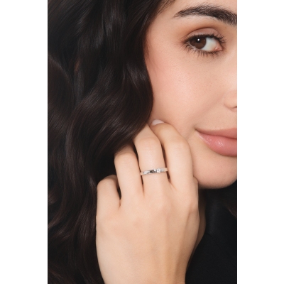 Anillo solitario moderno en oro blanco 18k con diamante engastado a presión