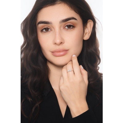 Anillo trilogy lineal en oro blanco con diamantes