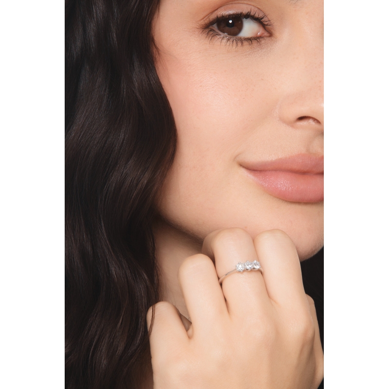 Anillo trilogy lineal en oro blanco con diamantes
