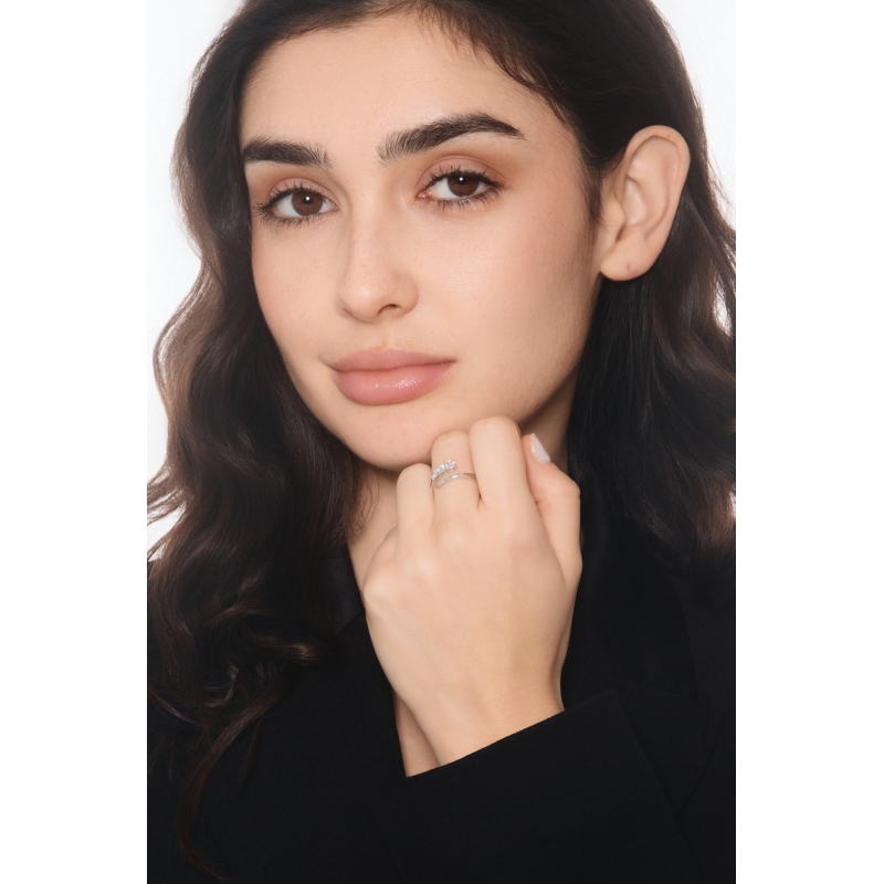 Anillo contrarié realizado en oro blanco de 18k con 3 diamantes