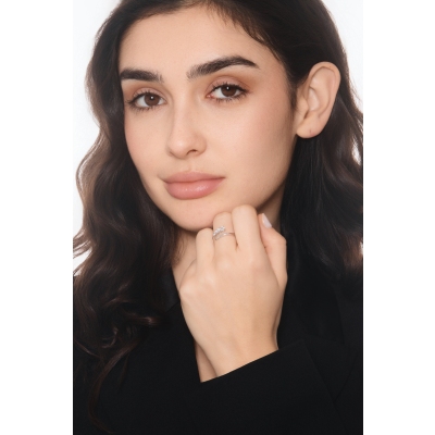 Anillo contrarié realizado en oro blanco de 18k con 3 diamantes