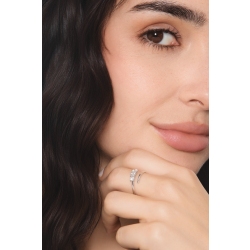 Anillo contrarié realizado en oro blanco de 18k con 3 diamantes 2