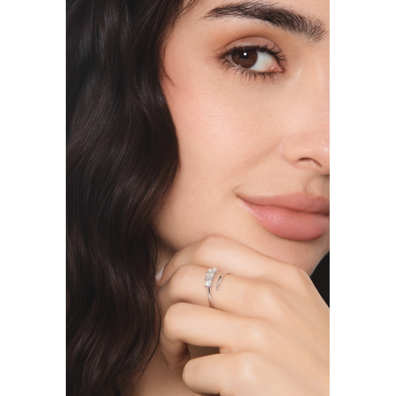 Anillo contrarié realizado en oro blanco de 18k con 3 diamantes