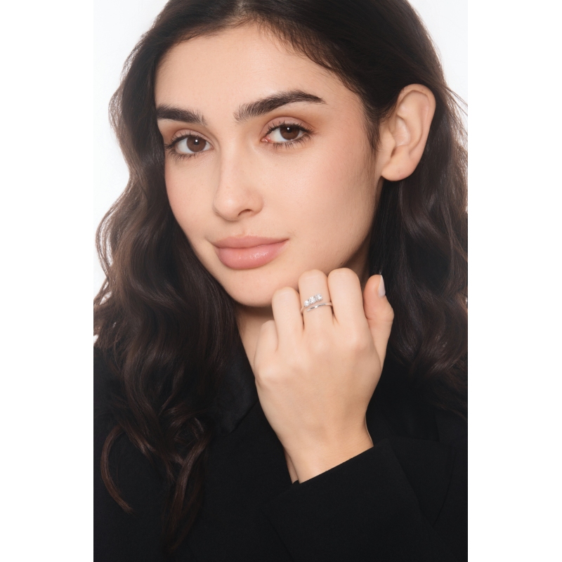 Anillo trilogy contrarié en oro blanco de 18 quilates con diamantes