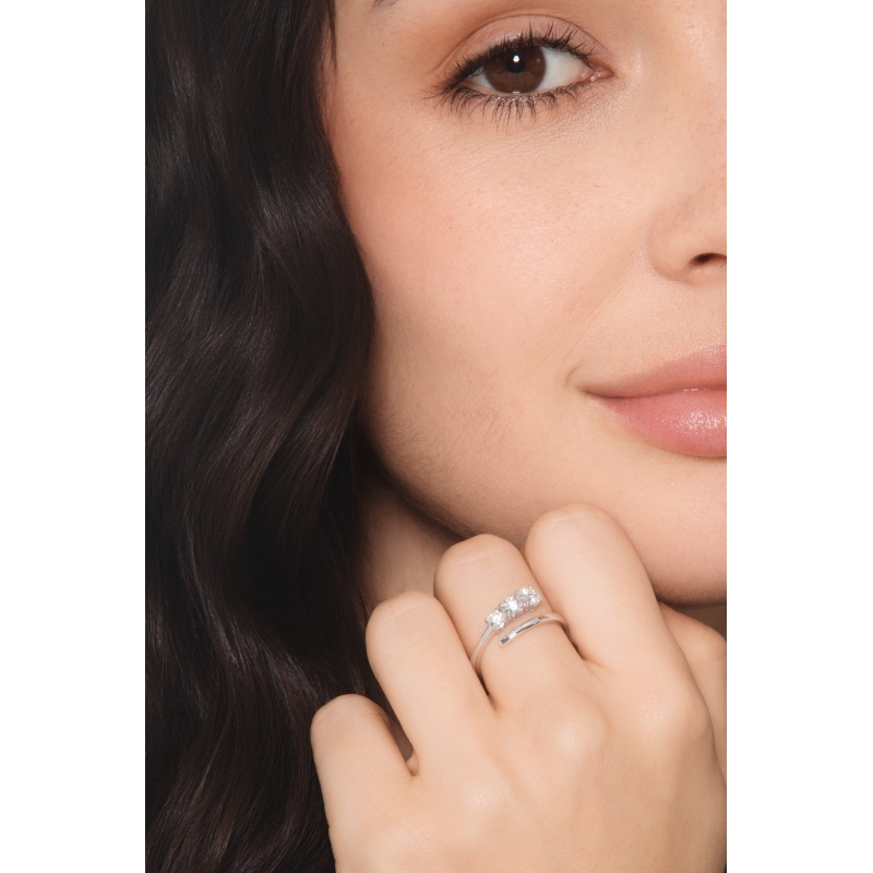 Anillo trilogy contrarié en oro blanco de 18 quilates con diamantes