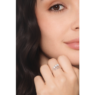 Anillo trilogy contrarié en oro blanco de 18 quilates con diamantes