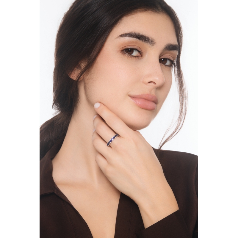 Anillo tipo Eternity en oro blanco con zafiros azules