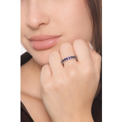 Anillo tipo Eternity en oro blanco con zafiros azules 2