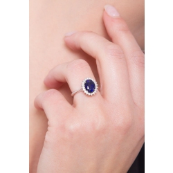Anillo en oro blanco con zafiro azul ovalado y halo de diamantes 2
