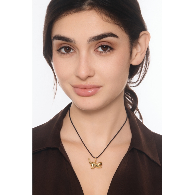 Colgante en forma de gato en oro amarillo 18k de 2 cm