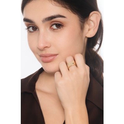 Anillo de mujer en oro amarillo 18k banda rectangular