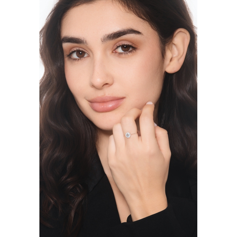 Anillo en oro blanco 18k con aguamarina 5x4 mm y diamantes