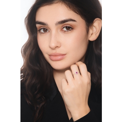 Anillo en oro blanco 18k con rubí 5x4 mm y diamantes