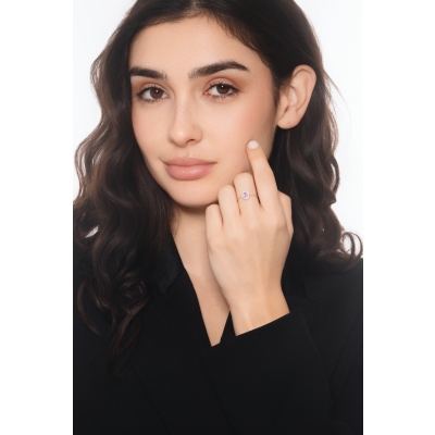 Anillo en oro blanco 18k con halo zafiro rosa y diamantes