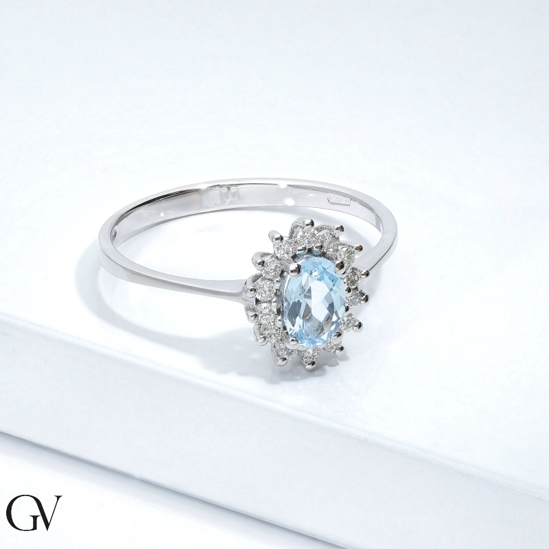Anillo halo en oro blanco 18k con aguamarina y diamantes Anillo halo en oro blanco 18k con aguamarina y diamantes