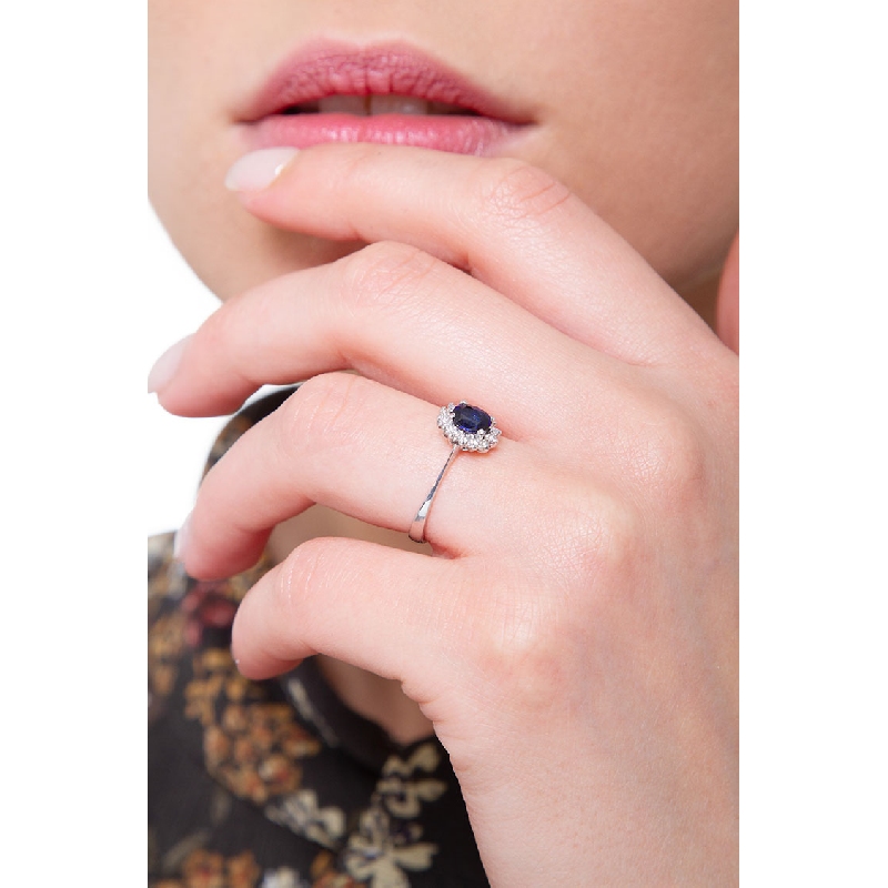 Anillo en oro blanco18 quilates con zafiro azul talla ovalada