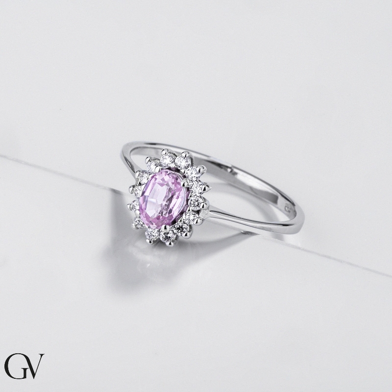 Anillo halo clásico en diamantes en oro blanco 18k con zafiro rosa