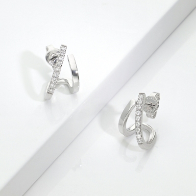 Pendientes de diseño en oro blanco 18k con fila de diamantes