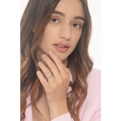 Anillo solitario en oro blanco 18k de cuatro garras con diamante