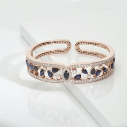 Pulsera en oro rosa 18k con zafiros azules y diamantes