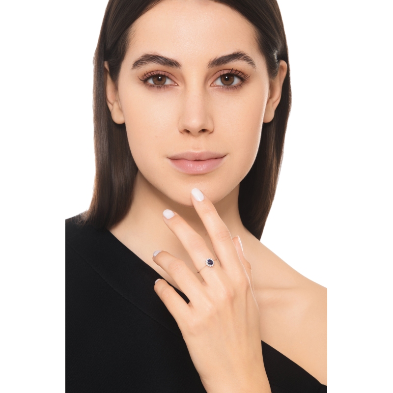 Anillo en oro blanco 18k con halo zafiro azul y diamantes