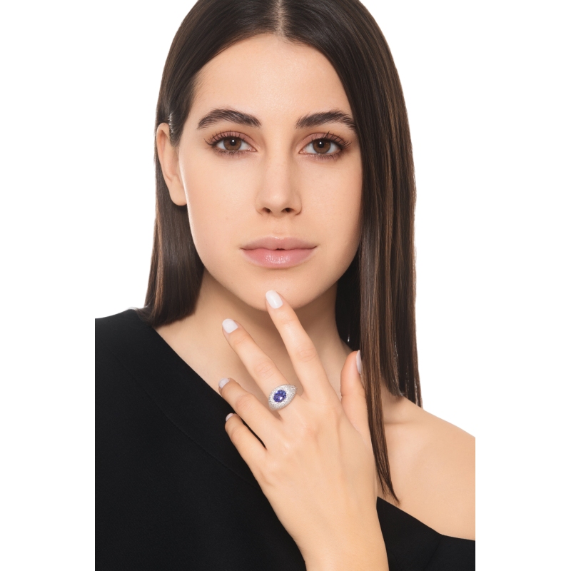 Anillo tanzanita oval y diamantes en oro blanco 18K