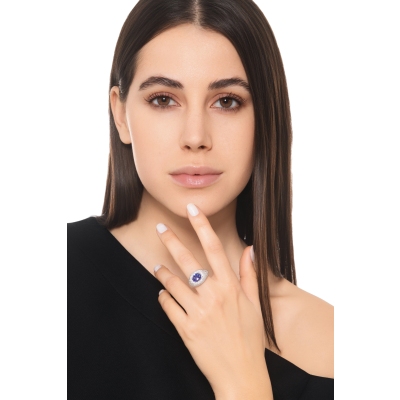Anillo tanzanita oval y diamantes en oro blanco 18K