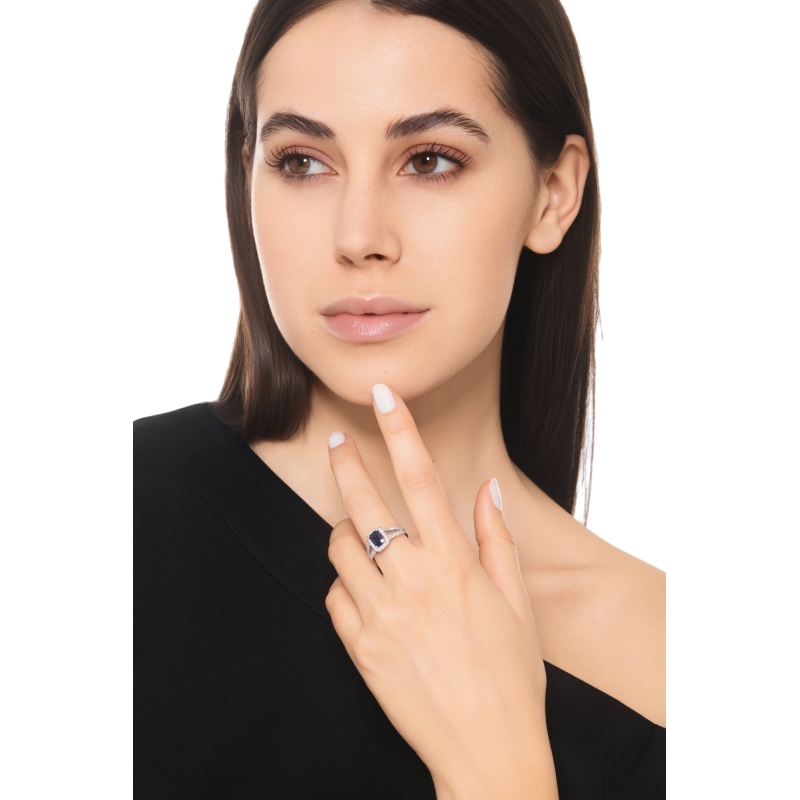 Anillo halo en Oro Blanco 18k con Zafiro Azul y Diamantes