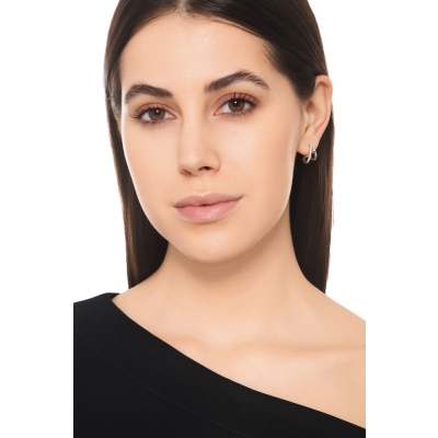 Pendientes de diseño en oro blanco 18k con fila de diamantes