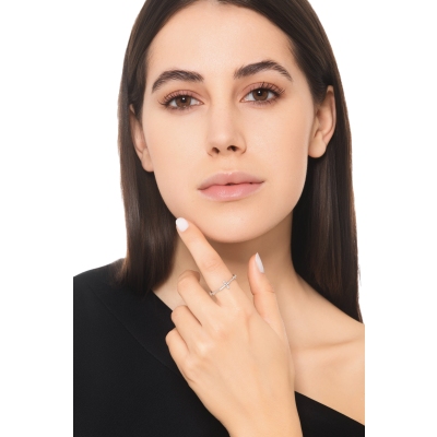 Anillo en oro blanco de 18k con inserto en forma de cruz y diamantes