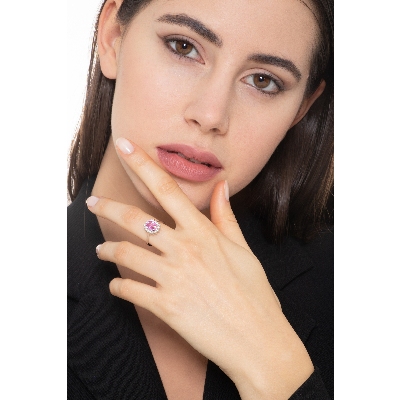 Anillo en oro blanco 18k con zafiro rosa y diamantes