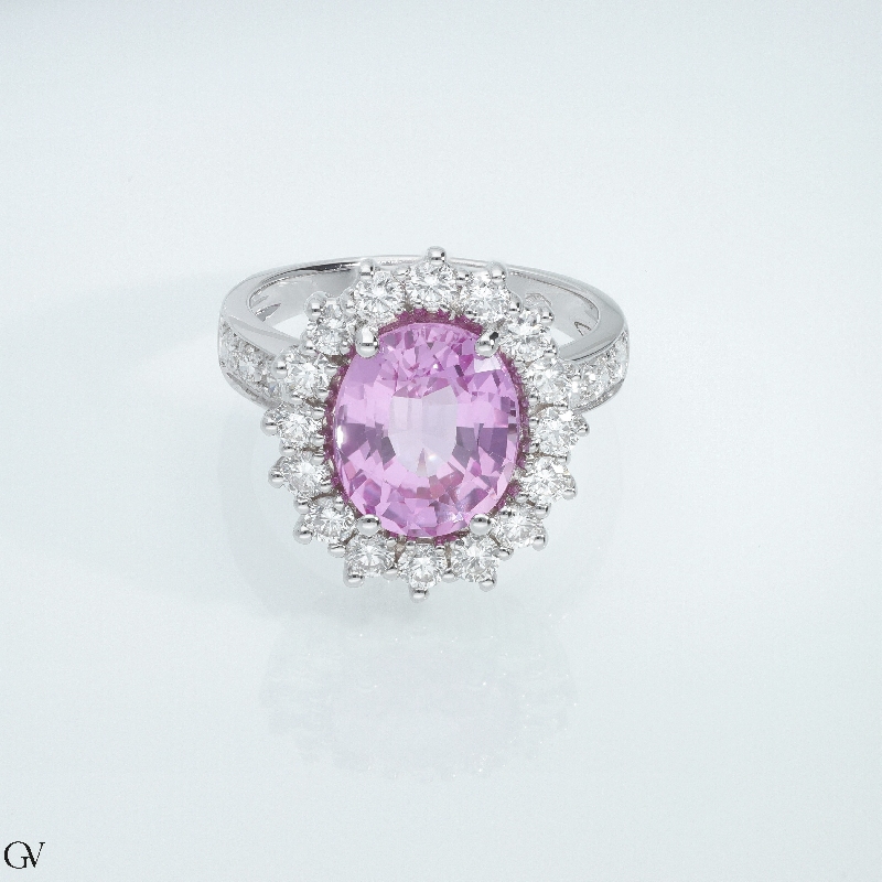 Anillo halo en oro blanco 18k con zafiro rosa y diamantes  Anillo halo en oro blanco 18k con zafiro rosa y diamantes