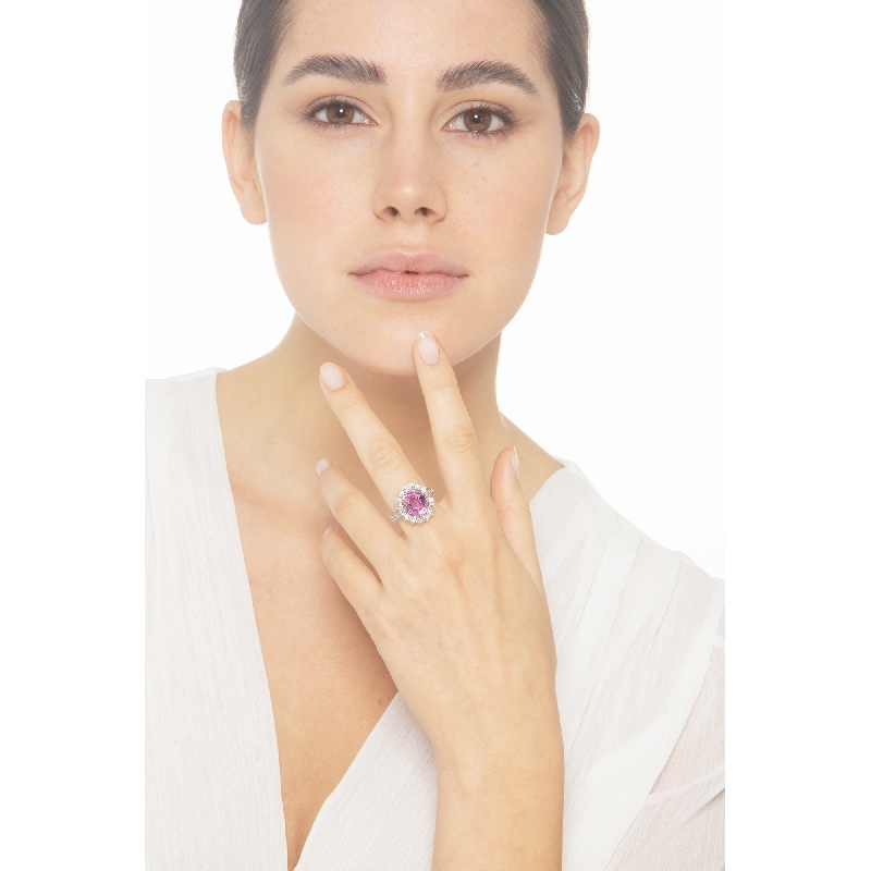 Anillo halo en oro blanco 18k con zafiro rosa y diamantes  Anillo halo en oro blanco 18k con zafiro rosa y diamantes