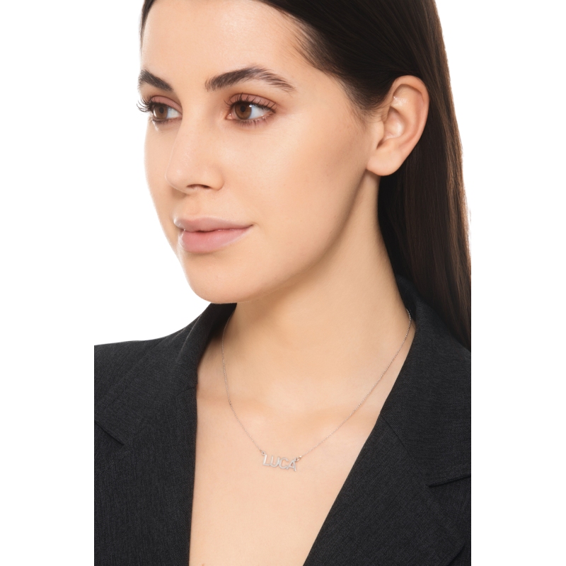 Collar personalizado con nombre en oro blanco 18k