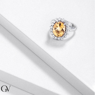 Anillo halo en oro blanco 18k con citrino ovalado y diamantes