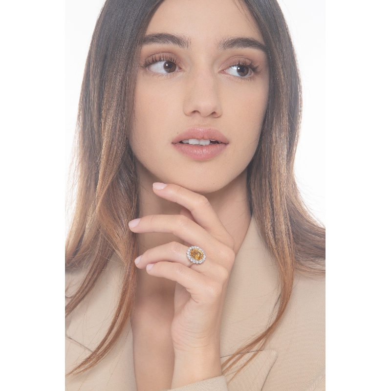 Anillo halo en oro blanco 18k con citrino ovalado y diamantes Anillo halo en oro blanco 18k con citrino ovalado y diamantes