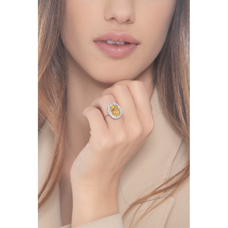 Anillo halo en oro blanco 18k con citrino ovalado y diamantes Anillo halo en oro blanco 18k con citrino ovalado y diamantes