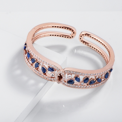 Pulsera en oro rosa 18k con zafiros azules y diamantes