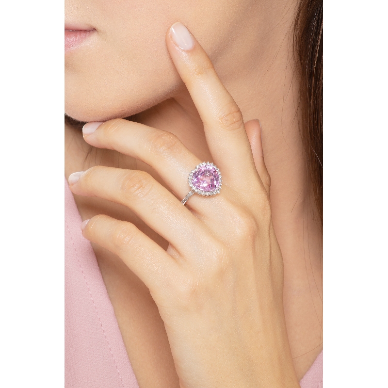 Anillo en Oro Blanco 18k con Zafiro Rosa en Forma de Corazón y Diamantes
