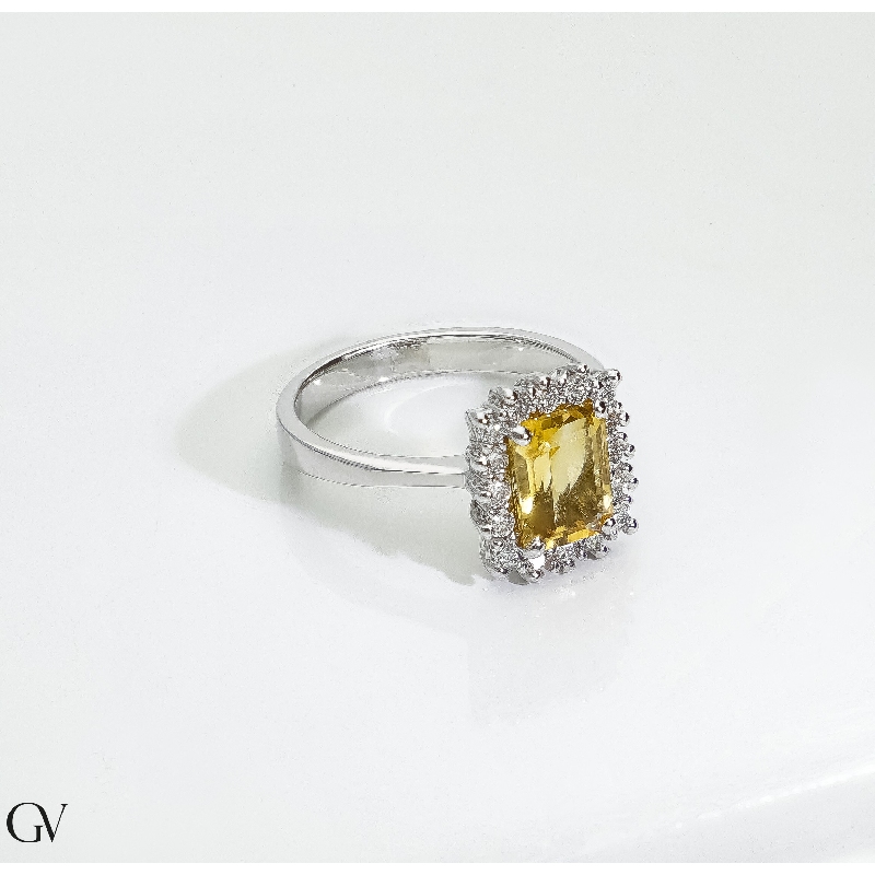 Anillo en oro blanco 18k con citrino rectangular y diamantes