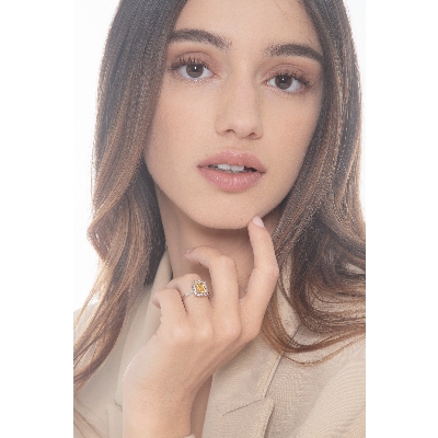 Anillo en oro blanco 18k con citrino rectangular y diamantes