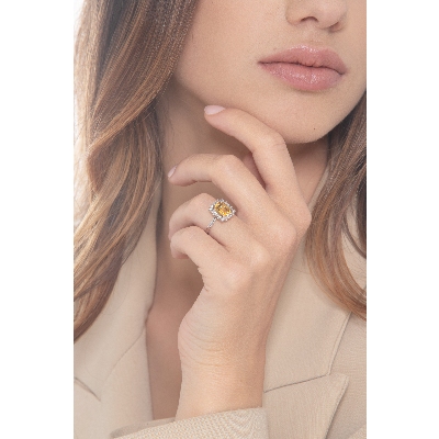 Anillo en oro blanco 18k con citrino rectangular y diamantes