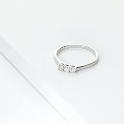 Anillo trilogy lineal en oro blanco 18k con diamantes 0.15 ct